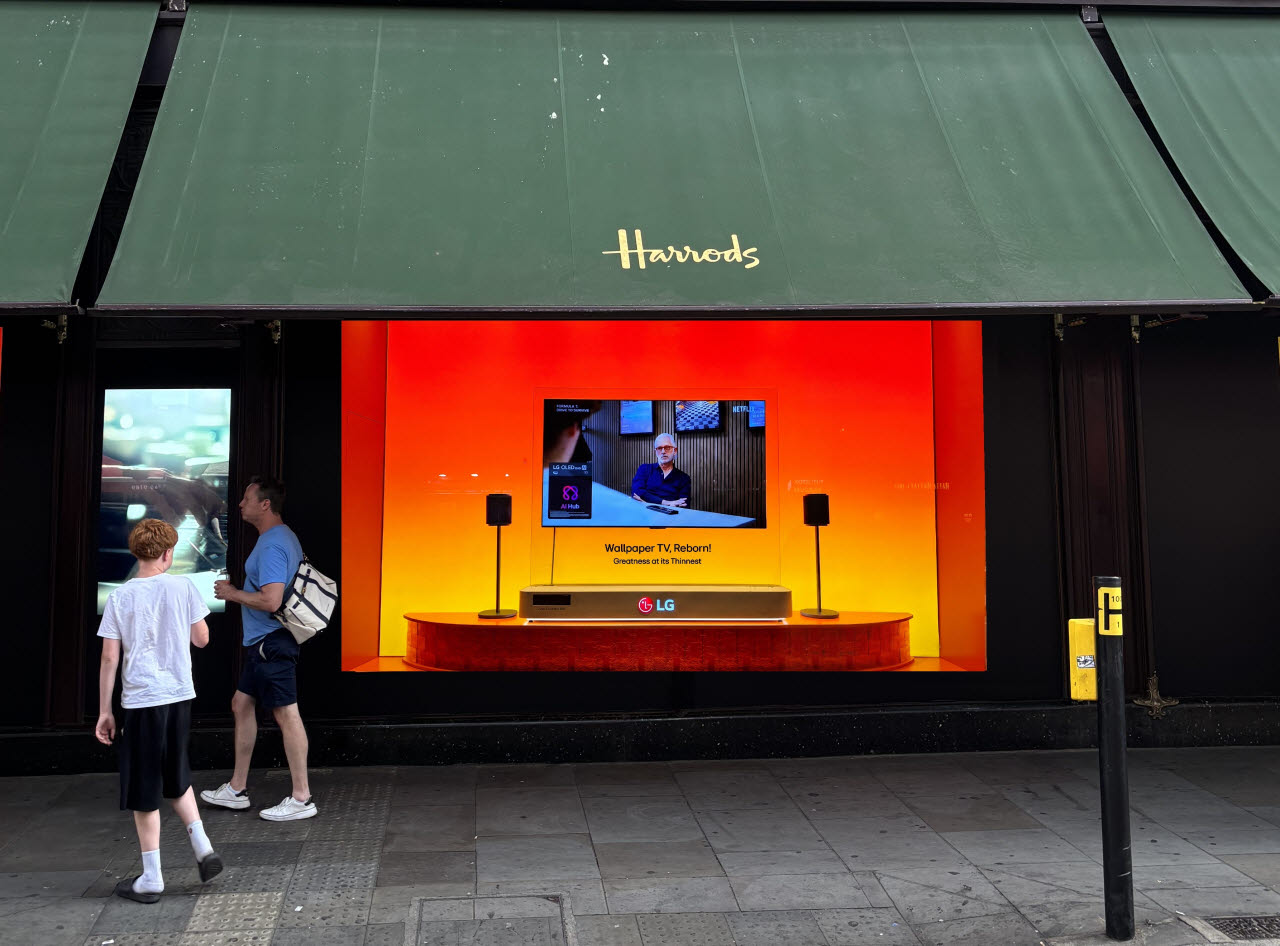 LG전자가 영국 런던의 대표 럭셔리 백화점인 해러즈(Harrods)에서 차세대 무선 월페이퍼 TV ‘LG 시그니처 올레드 W(모델명 W6)’의 특별 전시를 진행한다. 사진은 해러즈 백화점 1층 쇼윈도에 전시된 LG 시그니처 올레드 W의 모습. (사진=LG전자)