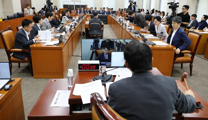윤상현 국조특위 위원장이 10일 국회에서 열린 '제9회 전국동시지방선거 투표용지 부족 사태 등 국민 참정권 침해 진상규명 및 선거관리 개혁을 위한 국정조사 특별위원회' 제3차 청문회에서 재검표 현장검증 협의를 위해 정회를 선포하고 있다. (사진=연합뉴스)