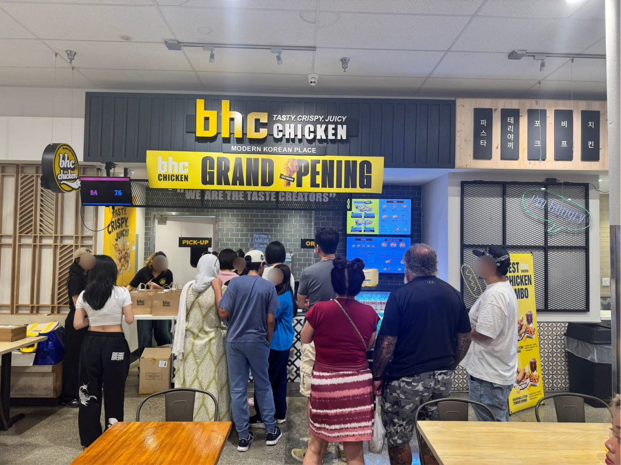 지난 달 문을 연 미국 캘리포니아주 H마트 얼바인점 bhc 매장 전경. bhc 미국 내 열 번째 매장이자, H마트 샌프란시스코점에 이은 두 번째 푸드코트형 매장이다.