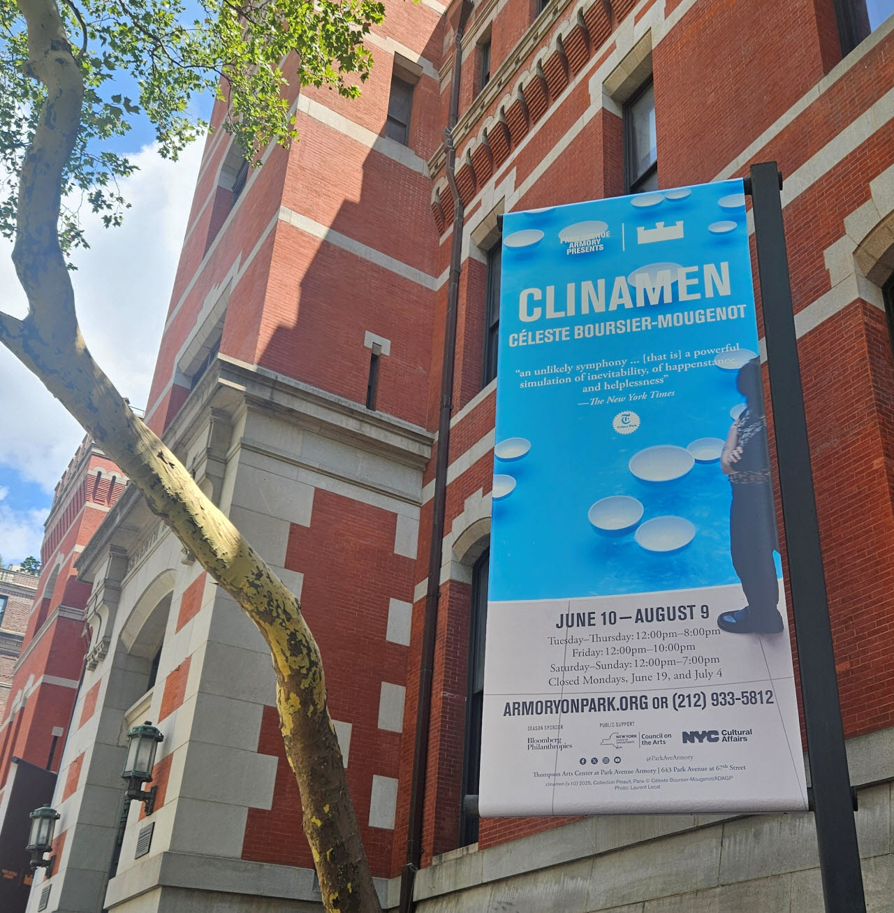 미국 뉴욕 파크 애비뉴 아모리(Park Avenue Armory) 입구에 클리나멘(Clinamen) 전시 포스터가 붙어 있다. (사진=이데일리 성주원 특파원)