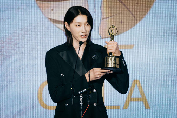 제1회 아시아배구연맹(AVC) 갈라 시상식’에서 특별상인 공로상을 받은 뒤 소감을 밝히는 김연경. 사진=라이언앳