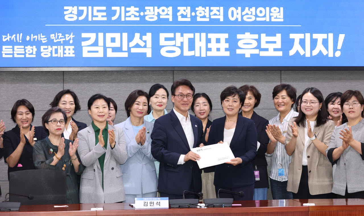 [이데일리 노진환 기자] 더불어민주당 당대표 후보로 출마한 김민석 더불어민주당 의원이 10일 서울 여의도 국회 의원회관에서 열린 경기도 기초·광역 전현직 여성의원 간담회에 참석, 정책제안서를 전달받고 있다.