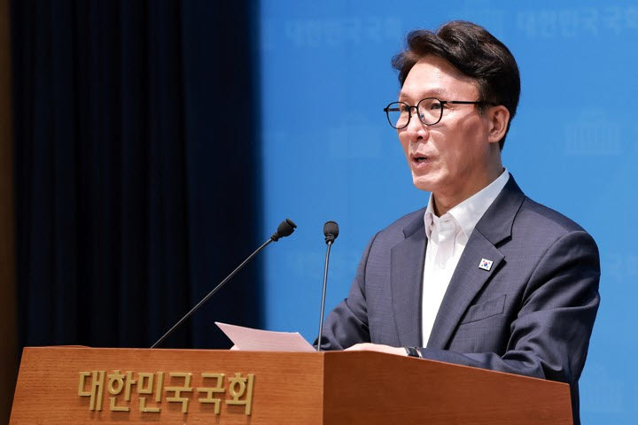 더불어민주당 김민석 당 대표 후보가 10일 국회 소통관에서 당 대표 당선 시 3대 메가프로젝트 성공을 당 1호 과제로 추진하고 강릉 국회의원 보궐선거를 즉각 준비하는 등 공약과 관련해 기자회견 하고 있다. (사진=연합뉴스)
