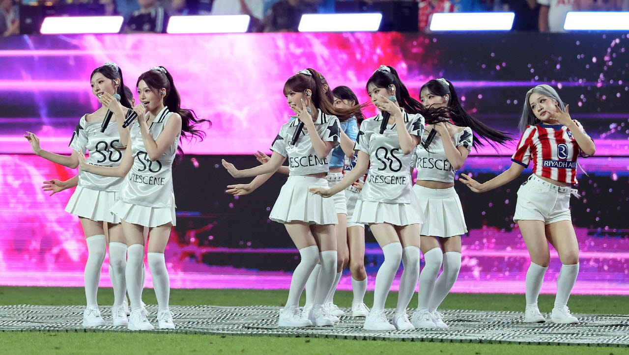 9일 오후 서울 마포구 서울월드컵경기장에서 열린 쿠팡플레이 시리즈 아틀레티코 마드리드와 맨체스터 시티의 경기, 걸그룹 리센느가 하프타임에 열정적인 무대를 펼치고 있다.