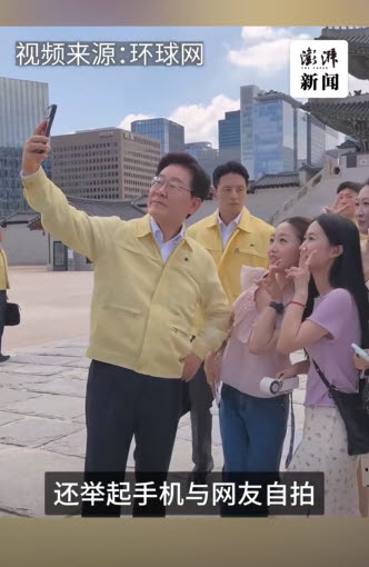 이재명 대통령이 직접 카메라를 들고 중국인 관광객들과 사진을 찍고 있다. (사진=중국 SNS)