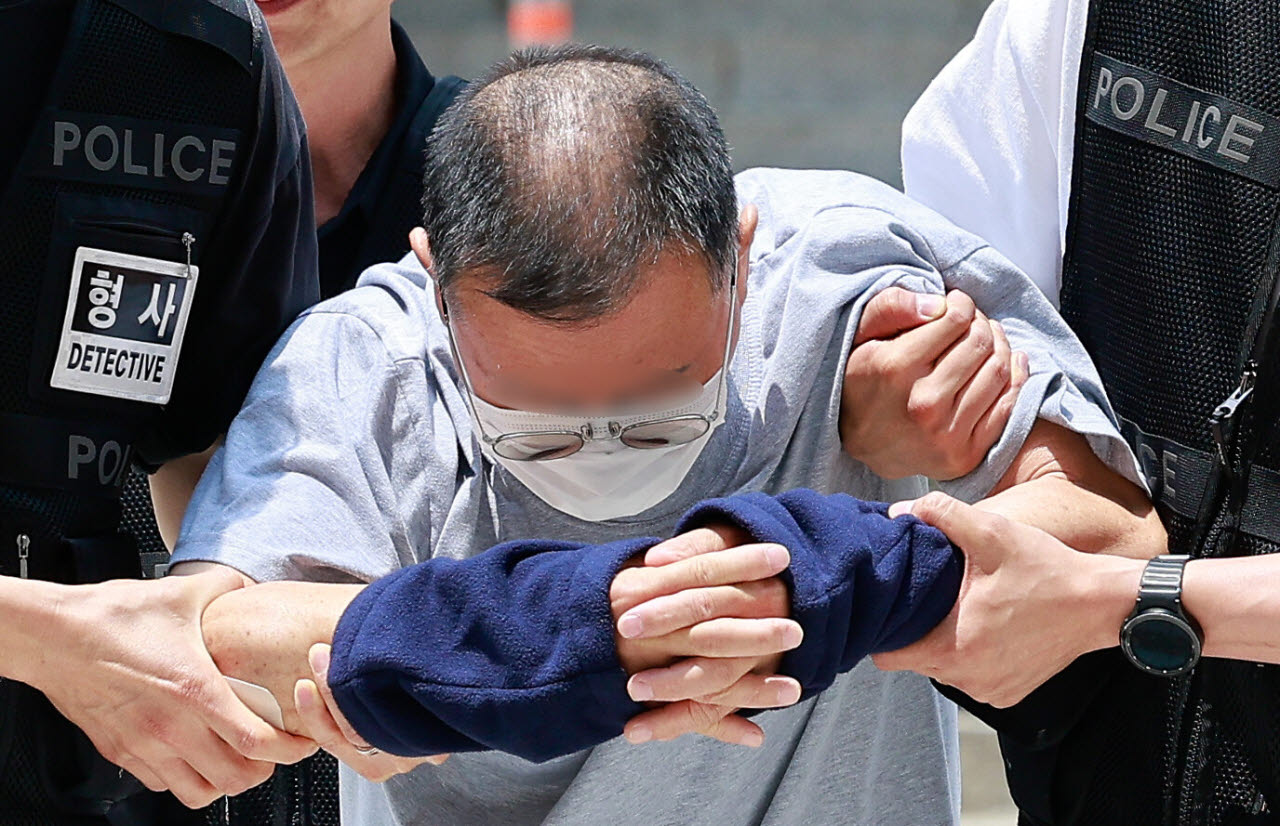 서울 종로구 광화문 일민미술관에서 흉기를 휘두른 혐의를 받는 70대 남성 A씨가 지난달 28일 오후 서울 서초구 중앙지방법원에서 살인미수 등 혐의와 관련 구속 전 피의자 심문(영장실질심사)에 출석하고 있다. (사진= 뉴스1)