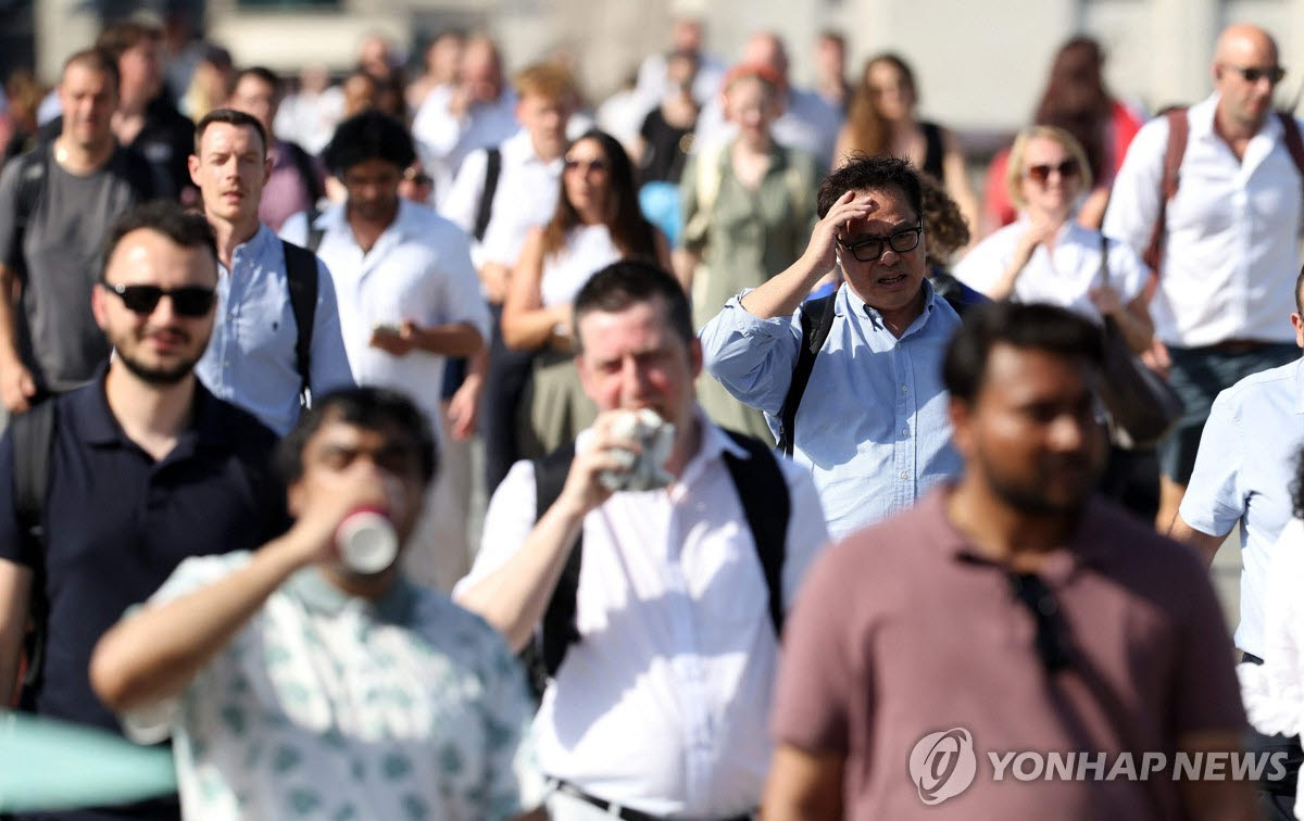 런던 중심부에서 폭염이 기승을 부리는 가운데 출퇴근객들이 런던 브리지를 건너며 햇볕 아래를 걷고 있다.(사진=AFP)