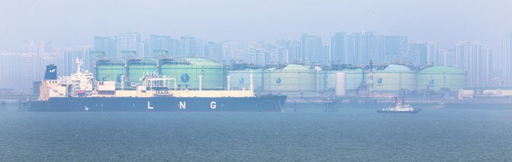 인천 송도 한국가스공사 인천생산기지 내 LNG 저장탱크와 운반선. (사진=연합뉴스)