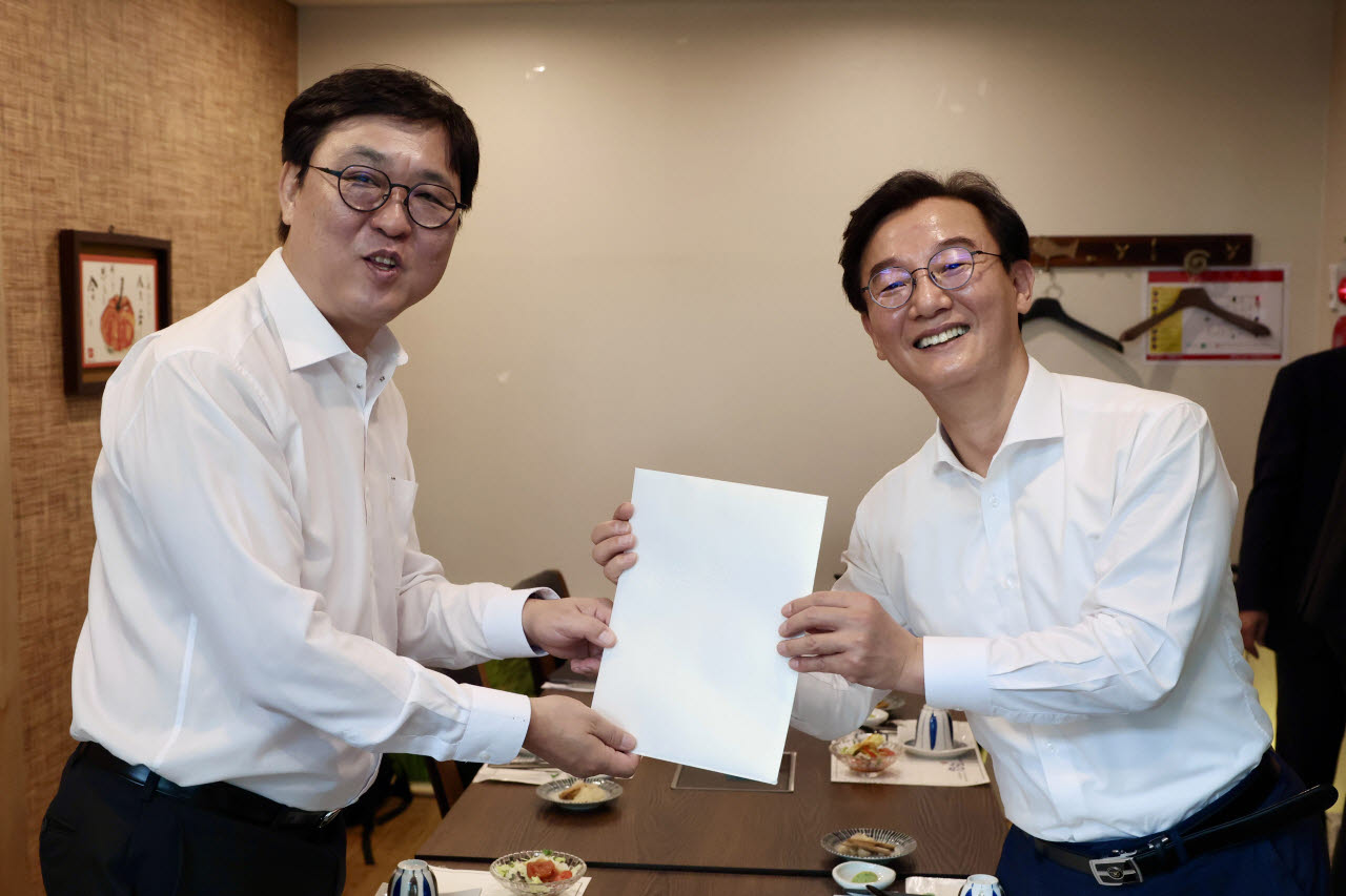 문체부는 최휘영 장관이 10일 ‘2026 부산 세계도서관정보대회’(WLIC) 개회식에서 전재수 부산광역시장을 만나 협력 방안을 논의했다고 밝혔다. (사진=문체부)