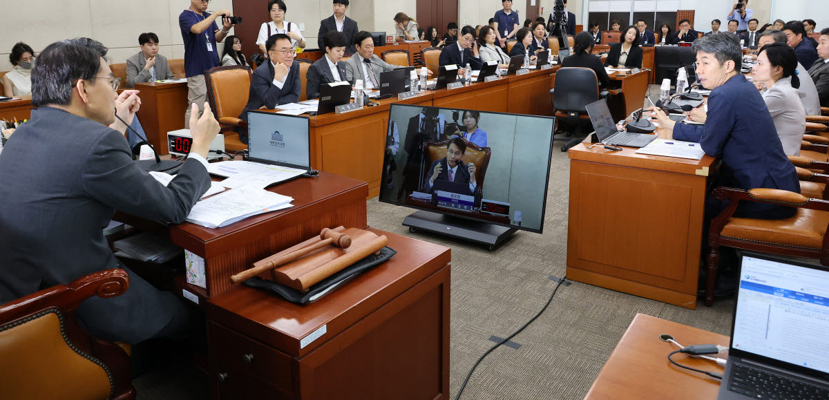 윤상현 국조특위 위원장과 윤건영 여당 간사, 서범수 야당 간사가 10일 국회에서 열린 '제9회 전국동시지방선거 투표용지 부족 사태 등 국민 참정권 침해 진상규명 및 선거관리 개혁을 위한 국정조사 특별위원회' 제3차 청문회에서 재검표 현장검증 날짜 협의를 두고 공방을 이어가고 있다. (사진=연합뉴스)