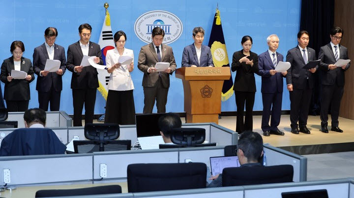 제9회 전국동시지방선거 투표용지 부족 사태 등 국민참정권 침해 진상규명 및 선거관리 개혁을 위한 국정조사특별위원회 소속 더불어민주당 및 조국혁신당 위원들이 10일 국회 소통관에서 기자회견을 열고 송파 투표함 재검증을 요구하고 있다. (사진=연합뉴스)