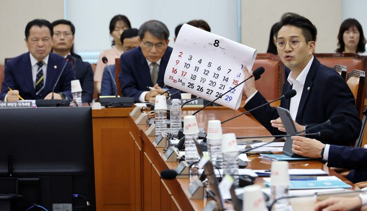 더불어민주당 전용기 의원이 10일 국회에서 열린 '제9회 전국동시지방선거 투표용지 부족 사태 등 국민 참정권 침해 진상규명 및 선거관리 개혁을 위한 국정조사 특별위원회' 제3차 청문회에서 8월 달력을 들어 보이며 재검표 현장검증 날짜를 조속히 확정할 것을 강력히 촉구하고 있다. (사진=연합뉴스)