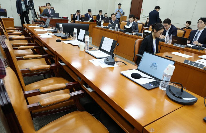 10일 국회에서 열린 '제9회 전국동시지방선거 투표용지 부족 사태 등 국민 참정권 침해 진상규명 및 선거관리 개혁을 위한 국정조사 특별위원회' 제3차 청문회에 범여권 위원들이 불참해 자리가 비어 있다. (사진=연합뉴스)