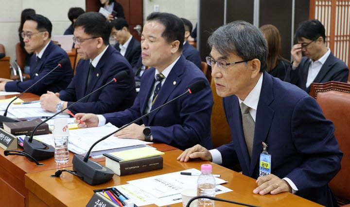 노태악 전 중앙선거관리위원장이 10일 국회에서 정회된 '제9회 전국동시지방선거 투표용지 부족 사태 등 국민 참정권 침해 진상규명 및 선거관리 개혁을 위한 국정조사 특별위원회' 제3차 청문회에서 발언하고 있다. (사진=연합뉴스)