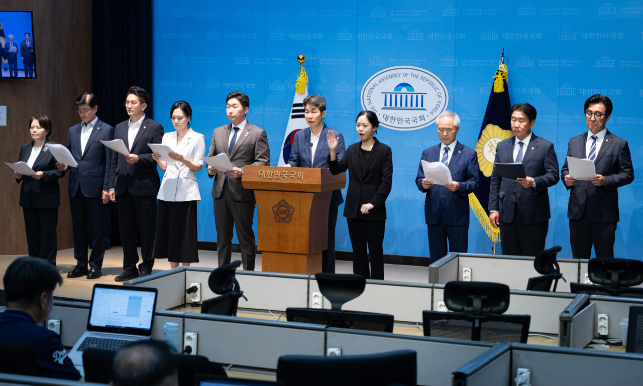 '제9회 전국동시지방선거 투표용지 부족 사태 등 국민참정권 침해 진상규명 및 선거관리 개혁을 위한 국정조사특별위원회' 더불어민주당 및 조국혁신당 위원들이 10일 서울 여의도 국회 소통관에서 송파 투표함 현장 검증 촉구 긴급 기자회견을 하고 있다. (사진=뉴스1)