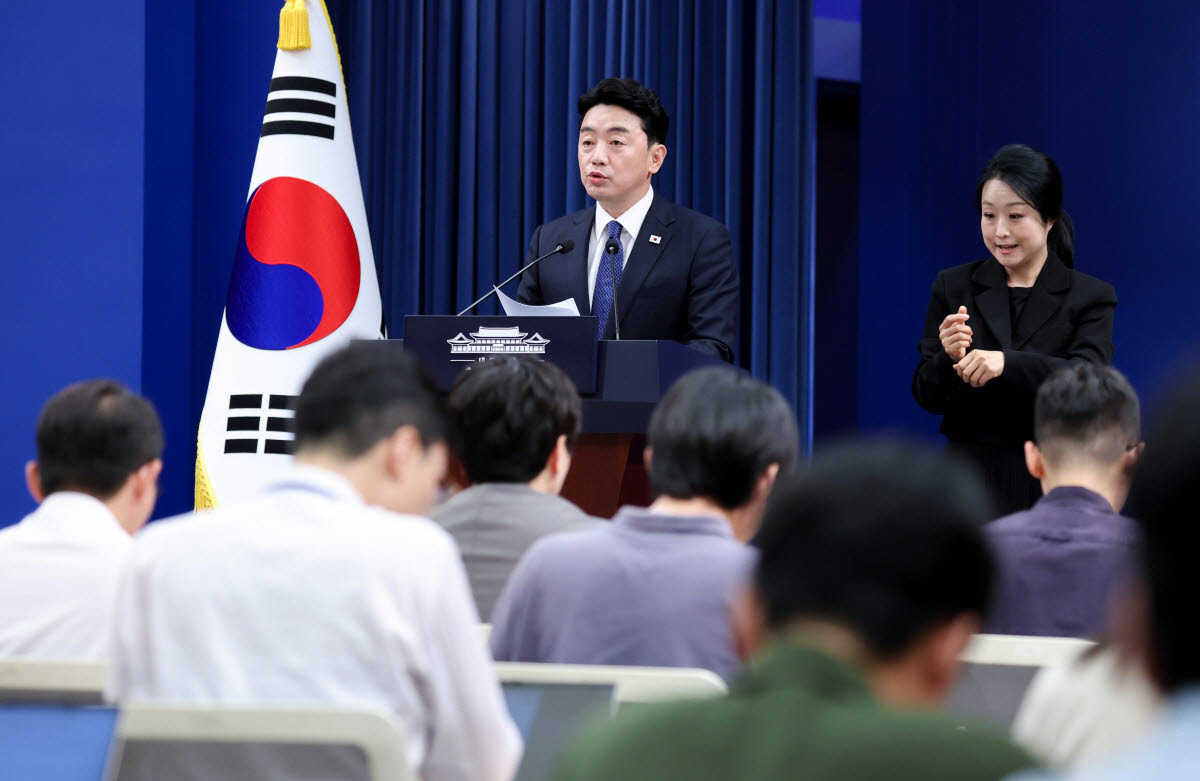 강훈식 비서실장이 10일 청와대 춘추관에서 이날 열린 메가프로젝트 민관합동 제2차 점검회의 결과 브리핑을 하고 있다.(사진=연합뉴스)