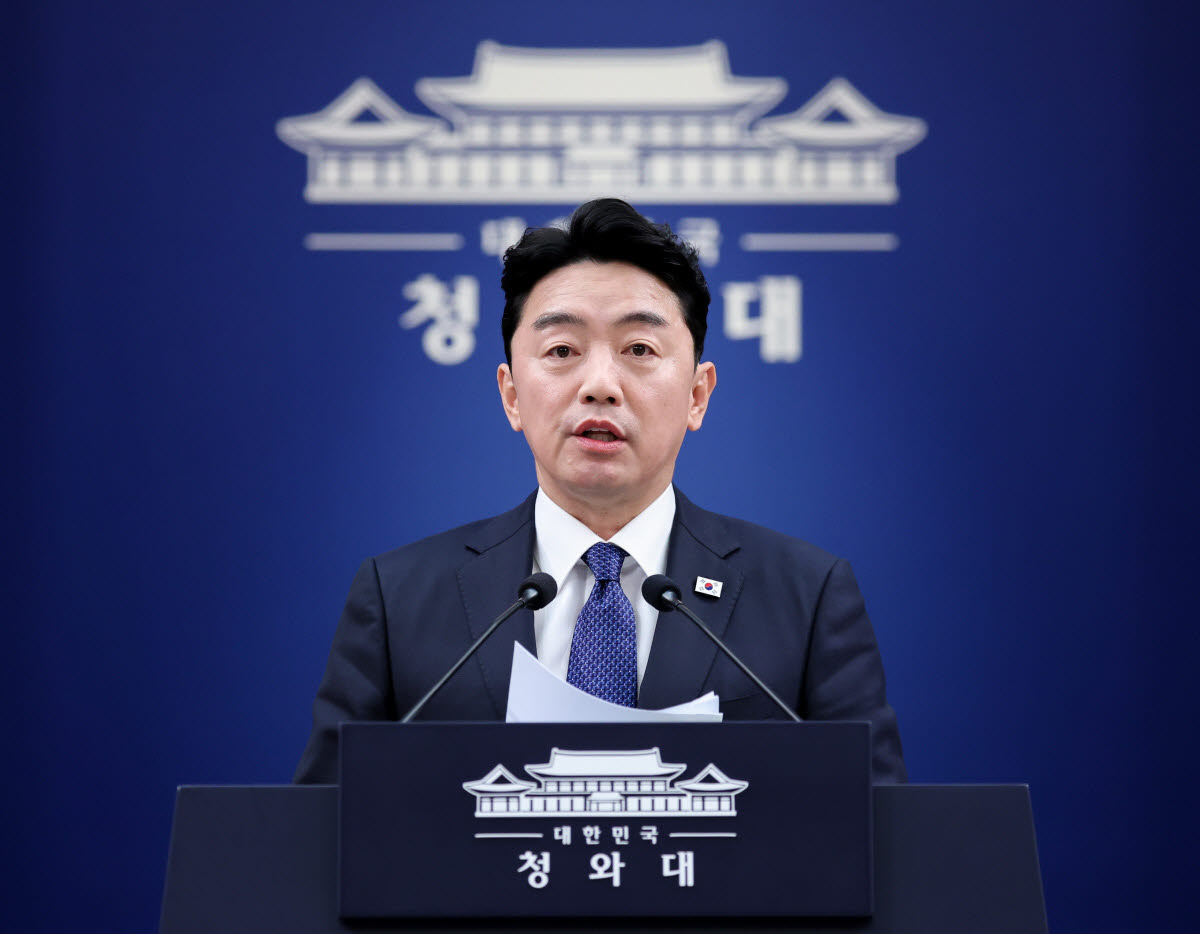 강훈식 비서실장이 10일 청와대 춘추관에서 이날 열린 메가프로젝트 민관합동 제2차 점검회의 결과 브리핑을 하고 있다.(사진=연합뉴스)