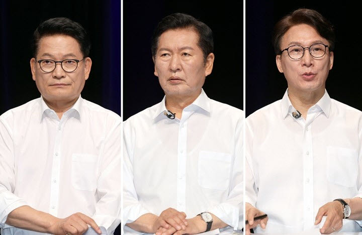 더불어민주당 당 대표 후보들이 10일 오후 전남광주 서구 KBC에서 열린 TV 토론회를 준비하고 있다. 왼쪽부터 송영길, 정청래, 김민석 후보. (사진=연합뉴스)
