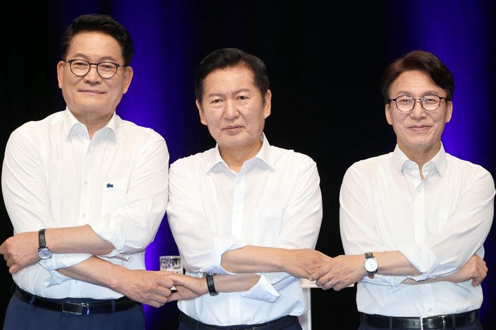 더불어민주당 당 대표 후보들이 10일 오후 전남광주 서구 KBC에서 열린 TV 토론회에서 기념 촬영을 하고 있다. 왼쪽부터 송영길, 정청래, 김민석 후보. (사진=연합뉴스)