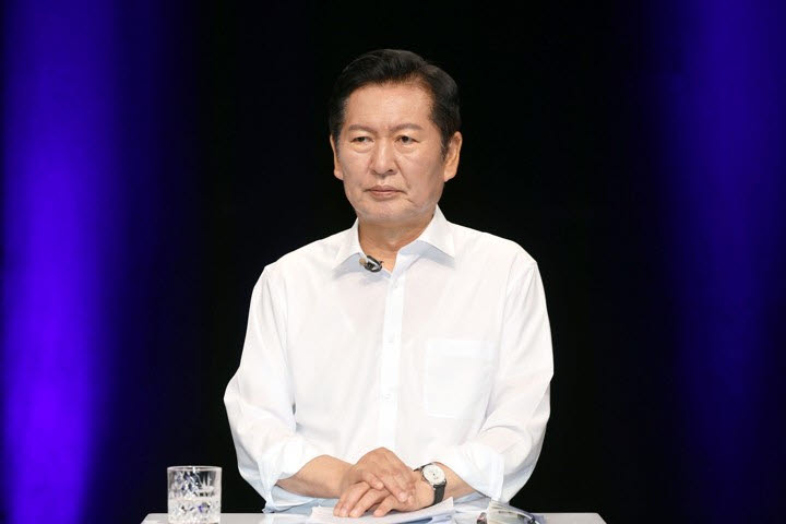더불어민주당 정청래 당 대표 후보가 10일 오후 전남광주 서구 KBC에서 열린 TV 토론회를 준비하고 있다. (사진=연합뉴스)