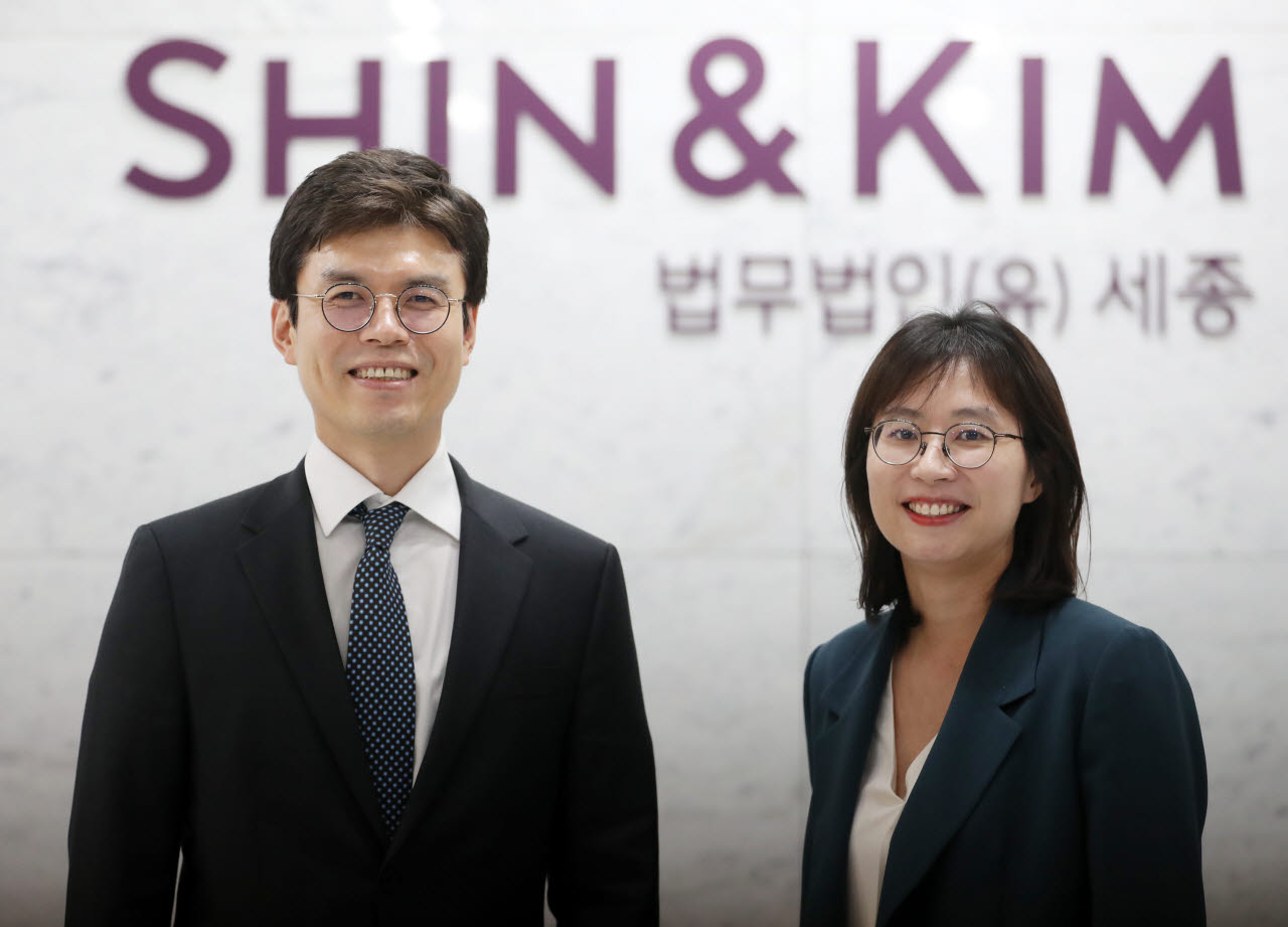 법무법인 세종 안혜성(오른쪽), 박동준 변호사가 이데일리와 인터뷰를 하고 있다. (사진=김태형 기자)