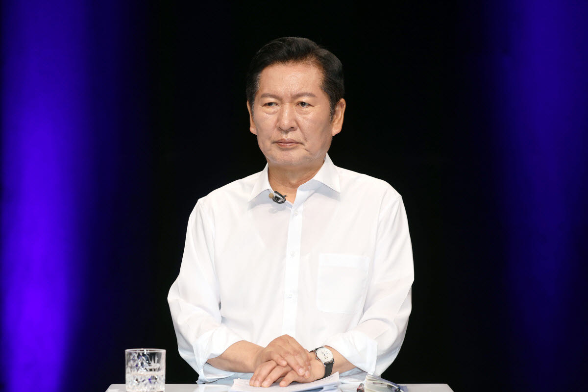 더불어민주당 정청래 당 대표 후보가 10일 오후 전남광주 서구 KBC에서 열린 TV 토론회를 준비하고 있다. (사진=연합뉴스)