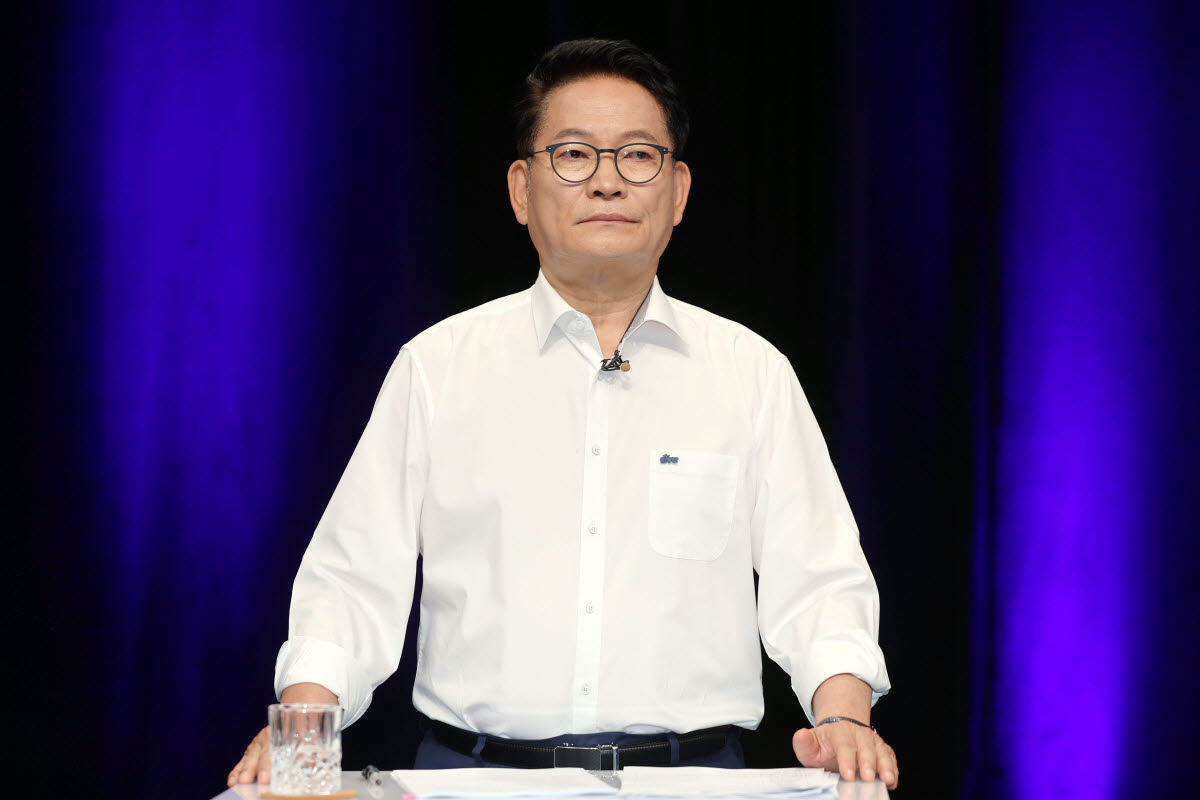 더불어민주당 송영길 당 대표 후보가 10일 오후 전남광주 서구 KBC에서 열린 TV 토론회를 앞두고 준비하고 있다. (사진=연합뉴스)