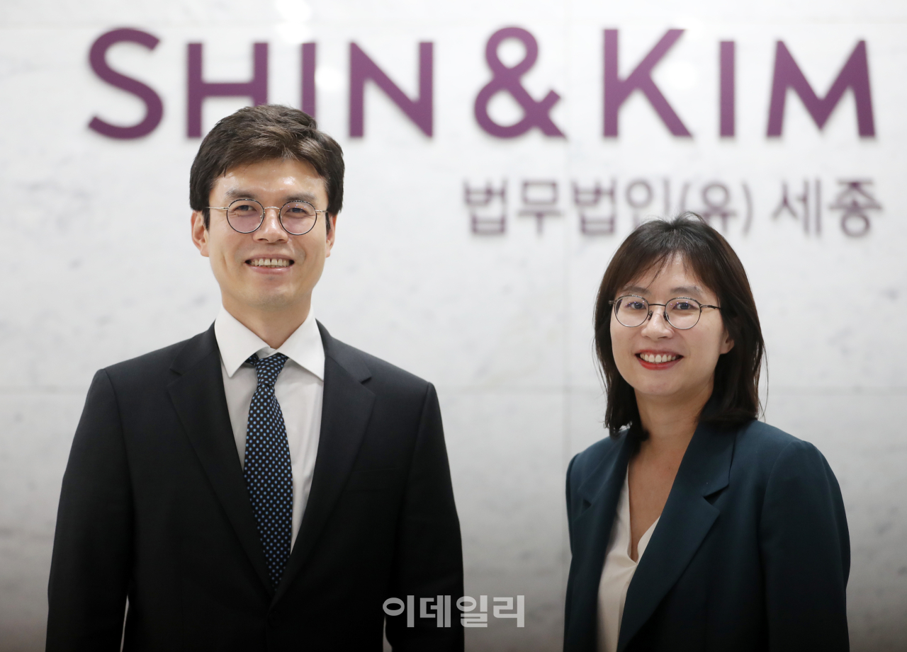 법무법인 세종 안혜성(오른쪽), 박동준 변호사가 이데일리와 인터뷰를 하고 있다. (사진=김태형 기자)
