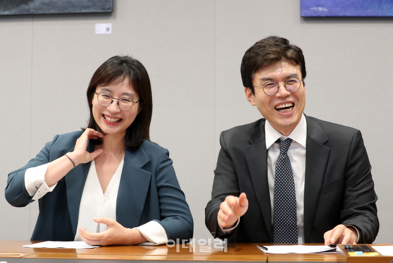 법무법인 세종 안혜성(왼쪽), 박동준 변호사가 이데일리와 인터뷰를 하고 있다. (사진=김태형 기자)