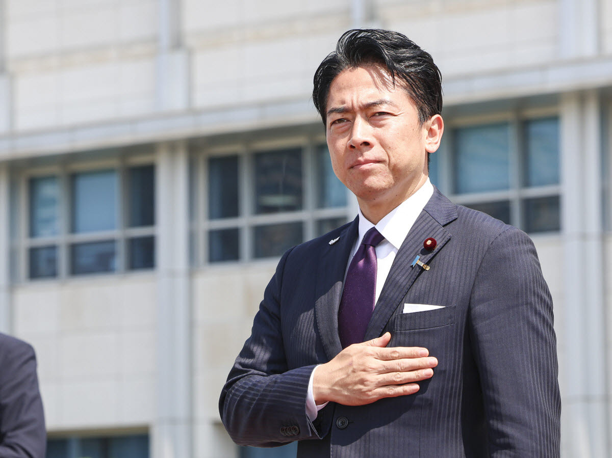 고이즈미 신지로 일본 방위상이 6월 28일 서울 용산구 국방부 연병장에서 열린 의장행사에 참석하며 경례하고 있다. [사진공동취재단]