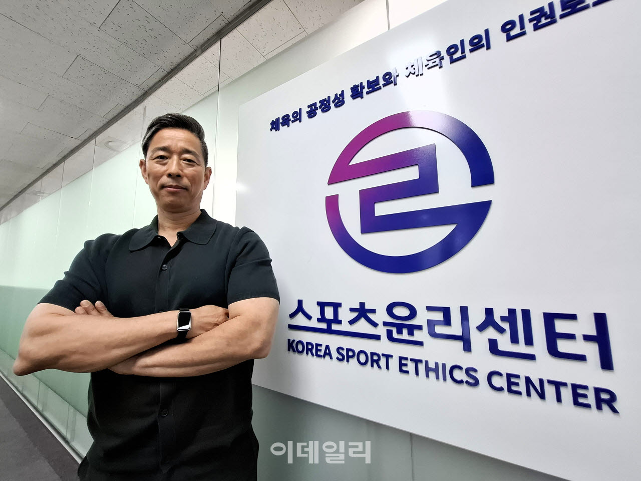 스포츠윤리센터 사무실 앞에서 선 한민수 이사장 대행.(사진=정재훈 기자)