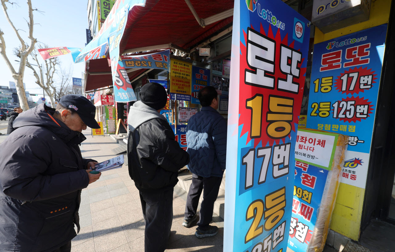 서울 시내 한 복권 판매점에서 시민들이 복권을 구매하기 위해 줄지어 기다리고 있다.(사진=뉴시스)
