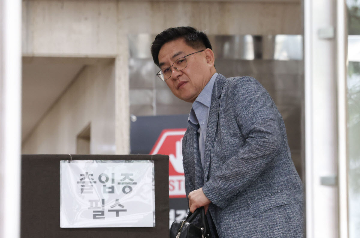 이진우 전 수방사령관이 11일 '수호신 TF'를 통한 육군수도방위사령부의 계엄 준비 의혹 관련 피의자 신분으로 조사를 받기 위해 경기도 과천시 2차 종합특검 사무실로 출석하고 있다.(사진=연합뉴스)