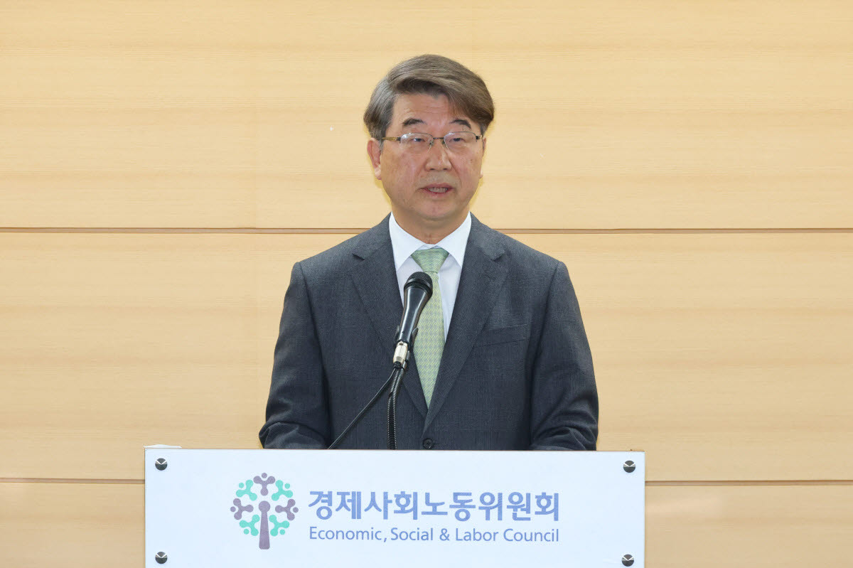 김지형 경제사회노동위원회(경사노위) 위원장이 지난 18일 서울 중구 경사노위 대회의실에서 새 정부 제1기 경사노위 출범 브리핑을 하고 있다. (사진=연합뉴스)