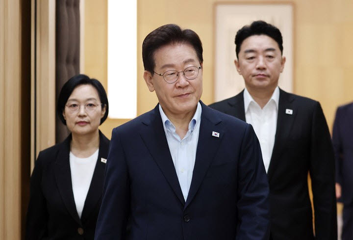 이재명 대통령이 11일 정부세종청사에서 국무회의에 입장하고 있다. 뒤는 한성숙 국무총리와 강훈식 대통령비서실장. (사진=AFP)