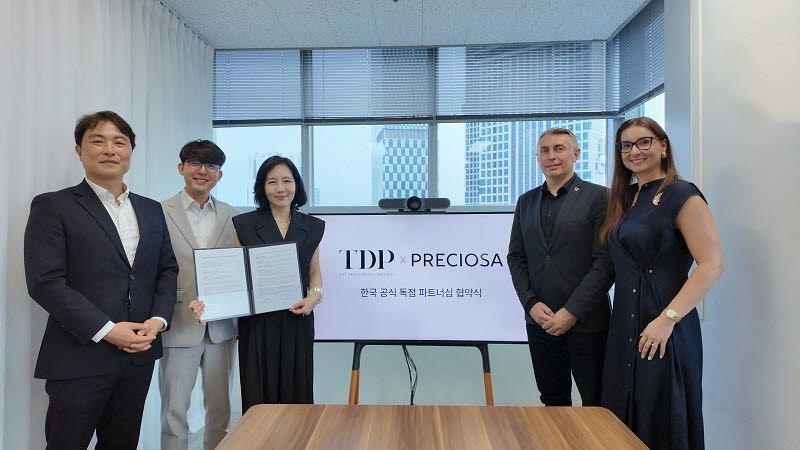 (왼쪽부터) 유영기 TDP 공동대표, James Huh프레시오사 아시아 지사장 , 김은영 TDP 공동대표, Vladimir Kadlec 글로벌 사업개발 부사장 , Eva Harapesova APAC 영업 총괄 디렉터