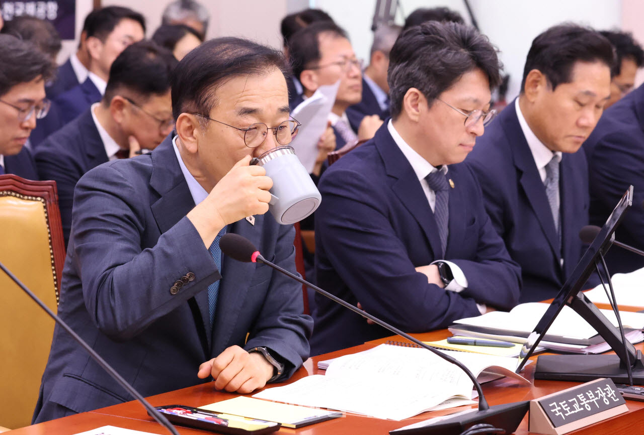 [포토]물 마시는 김윤덕 장관