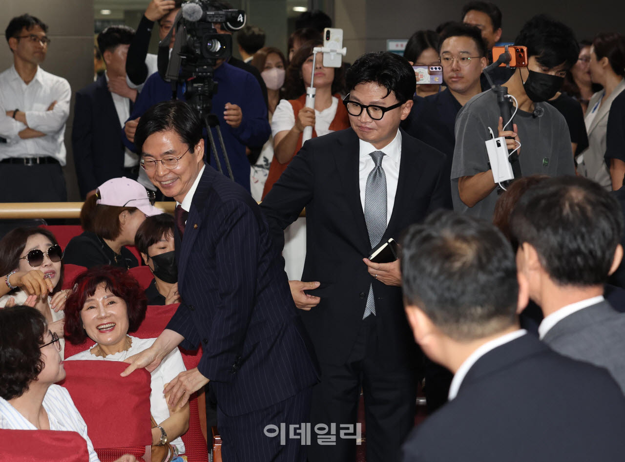 [포토]토론회 참석한 조경태-한동훈