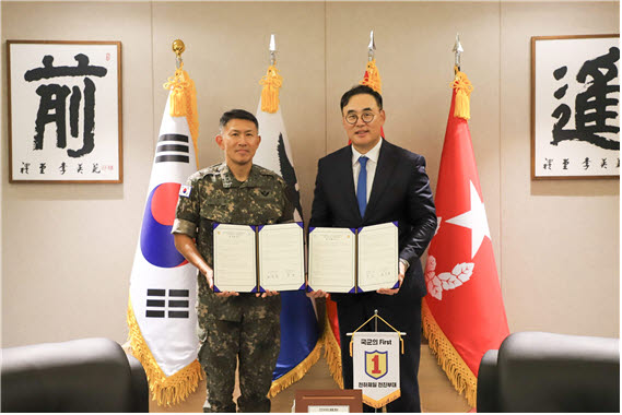 김주훈 육군 제1보병사단장(왼쪽)과 주웅 이대서울병원장.