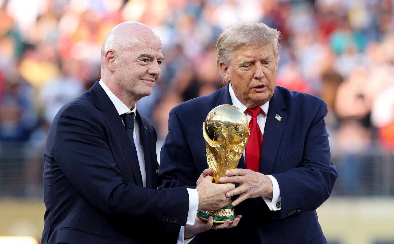 도널드 트럼프(오른쪽) 미국 대통령과 잔니 인판티노 국제축구연맹(FIFA) 회장이 미국 뉴저지주 이스트러더퍼드 뉴욕뉴저지스타디움에서 열린 2026 북중미 월드컵 결승전 시상식에서 우승 트로피를 함께 들고 있는 모습. (사진=AFP)