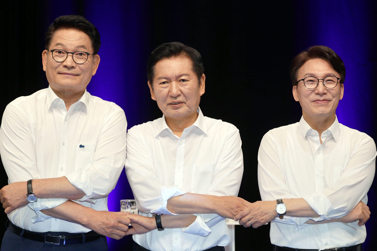 더불어민주당 당 대표 후보들이 10일 오후 전남광주 서구 KBC에서 열린 TV 토론회에서 양손을 잡고 있다. 왼쪽부터 송영길, 정청래, 김민석 후보. (사진=연합뉴스)