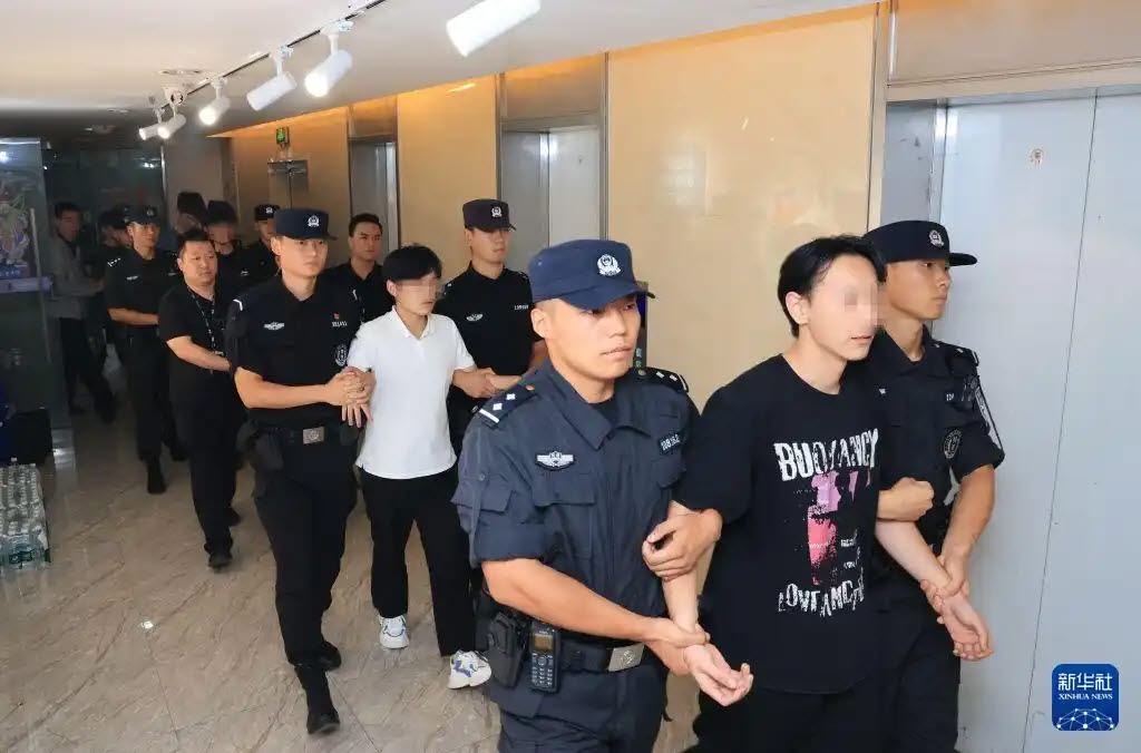 중국 공안부의 흑악범죄 소탕 과정에서 체포된 용의자들이 이송되고 있다. (사진=바이두 화면 갈무리)