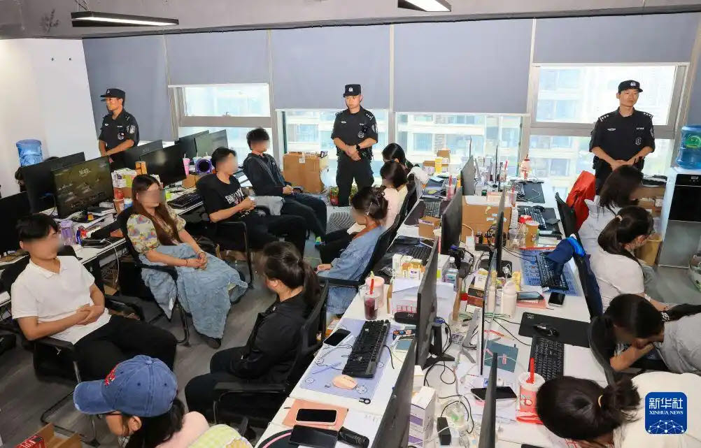 중국 공안부의 흑악범죄 소탕 과정에서 체포된 용의자들이 경찰서에서 조사를 받고 있다. (사진=바이두 화면 갈무리)