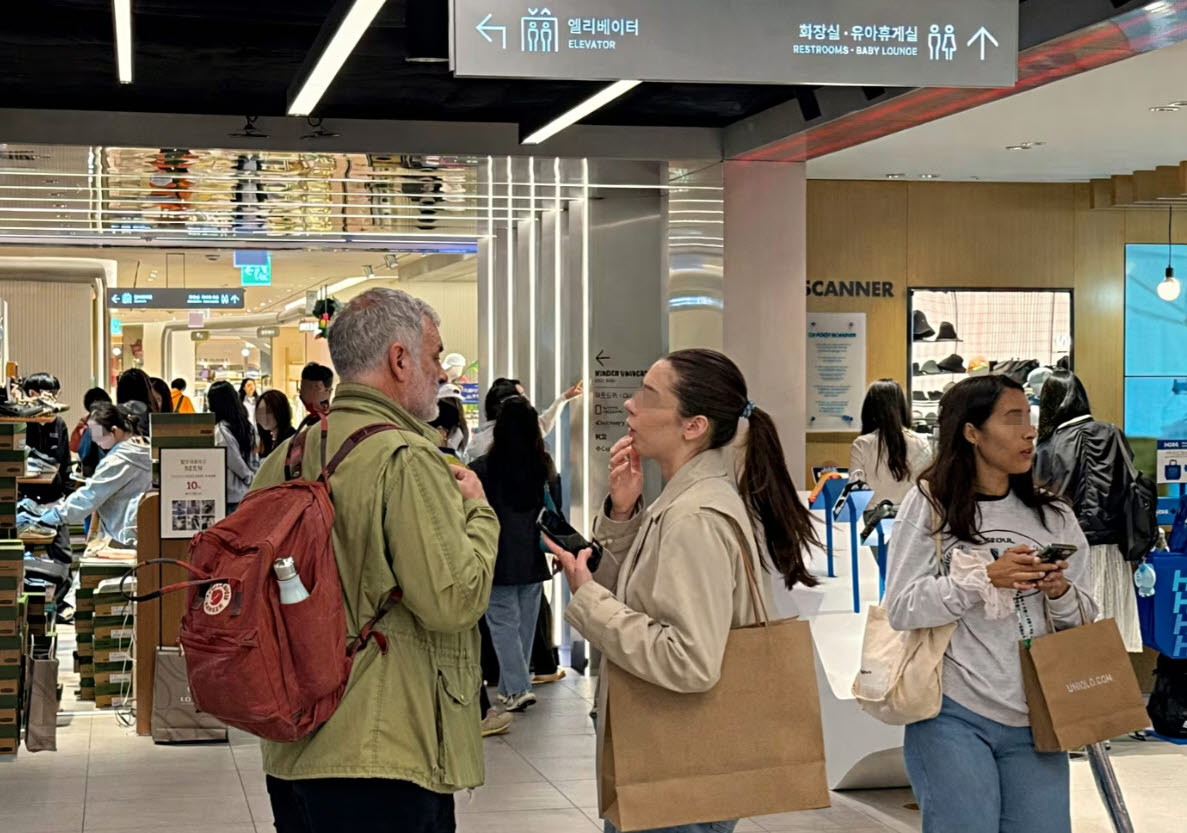 서울 중구 소공동 롯데백화점 본점 9층 키네틱그라운드에서 외국인 고객이 쇼핑하고 있다. (사진=롯데백화점)