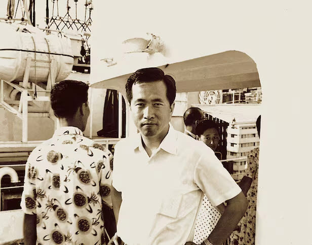 1969년, 서른 다섯의 나이로 동원그룹의 첫 어선인 ‘제31동원호’ 출정식에 참석한 김재철 명예회장의 모습. (사진=동원그룹).