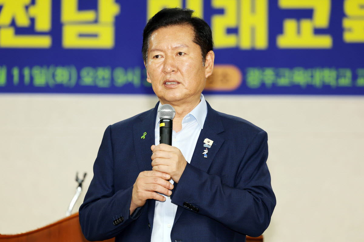 더불어민주당 8·17 전당대회에 출마한 정청래 당대표 후보가 11일 오전 전남광주 북구 풍향동 광주교육대학교 교육매체센터에서 열린 초청강연회에 참석해 발언하고 있다.(사진=연합뉴스)