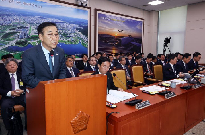 김윤덕 국토교통부 장관이 11일 국회에서 열린 국토교통위원회 전체회의에서 업무보고를 하고 있다. (사진=연합뉴스)
