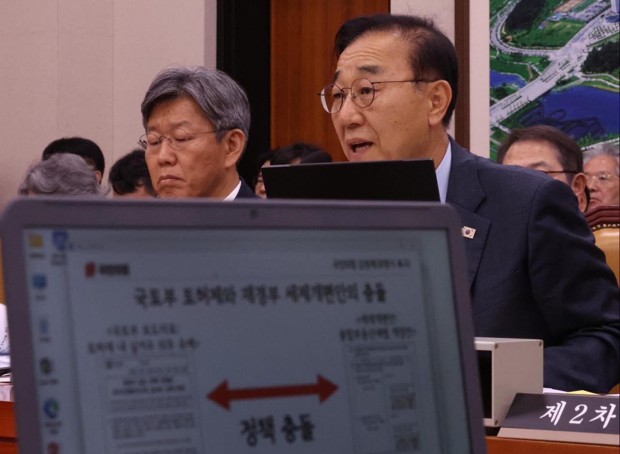 김윤덕 국토교통부 장관이 11일 서울 여의도 국회에서 열린 국토교통위원회 전체회의에 출석, 질의에 답변하고 있다.(사진=이데일리 노진환 기자)