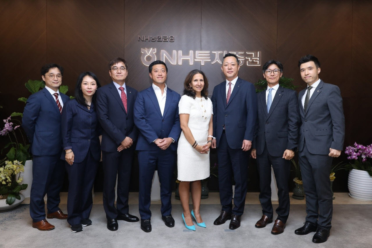 배광수(오른쪽 세번째) NH투자증권 대표이사와 린 마틴(오른쪽 네번째) 뉴욕증권거래소(NYSE)그룹 회장이 11일 서울 여의도 NH투자증권 사옥에서 간담회를 개최하고 관계자들과 기념촬영을 하고 있다.(사진=NH투자증권)