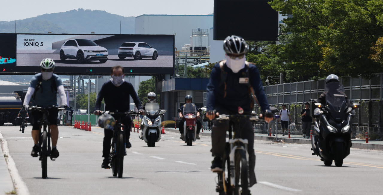 지난달 29일 울산시 북구 현대자동차 울산공장 명촌정문에서 오전조 근무자들이 부분파업으로 일찍 퇴근하고 있다. (사진=연합뉴스)